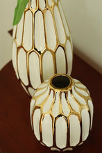 Load image into Gallery viewer, Elegant White and Gold Vase Set
